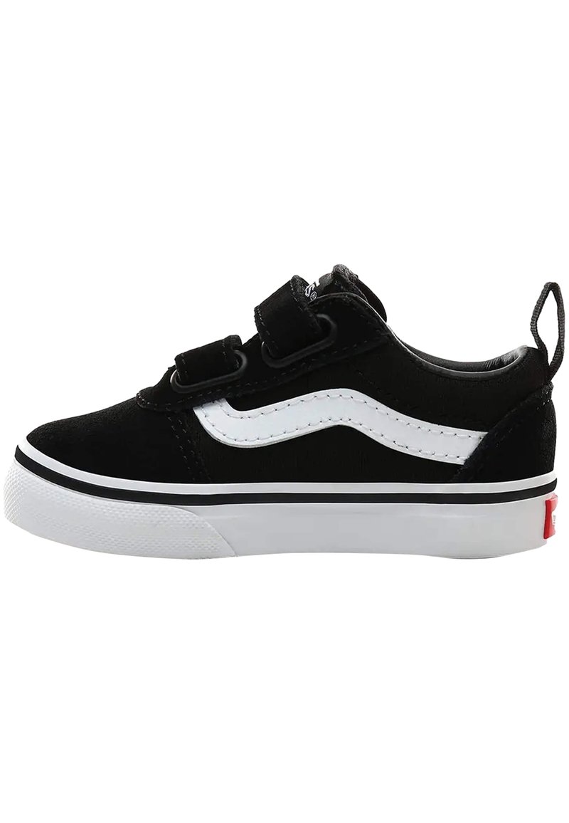 Zapatillas de ante negro con una franja lateral de cuero blanco, tiras de velcro, cuello acolchado y suela de goma. Presenta un logo rojo en el talón.