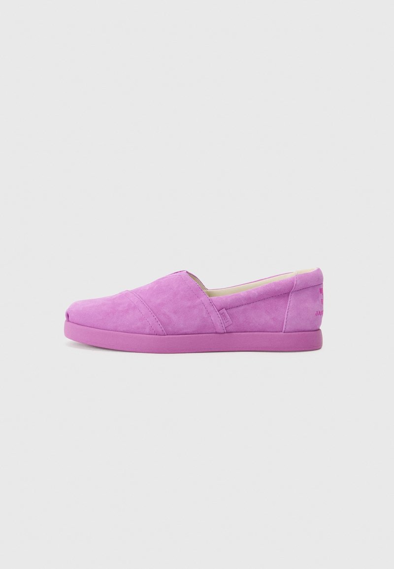 Chaussures roses à enfiler en suède doux avec un bout rond, des coutures minimales et une semelle en caoutchouc violette contrastante. Design simple avec un logo.