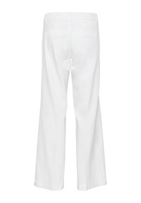 Witte, uitlopende jeans met een hoge taille; gemaakt van denim; heeft achterzakken en een schone, gladde textuur over de stof.