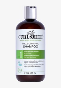 Braune Glasflasche mit einem schwarzen Pumpkopf. Weiße und grüne Etikette mit dem Text "CURLSMITH FRIZZ CONTROL SHAMPOO"; beinhaltet Liste der Inhaltsstoffe und ein veganes Logo.