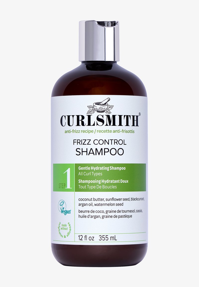Braune Glasflasche mit einem schwarzen Pumpkopf. Weiße und grüne Etikette mit dem Text "CURLSMITH FRIZZ CONTROL SHAMPOO"; beinhaltet Liste der Inhaltsstoffe und ein veganes Logo.