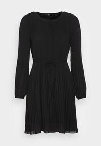 Czarna sukienka z długimi, bufiastymi rękawami, plisowaną teksturą, okrągłym dekoltem i elastycznym paskiem w talii, wykonana z lekkiego materiału.