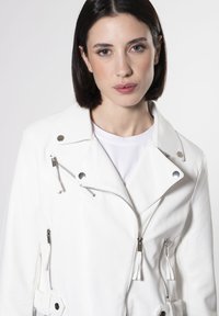 INFLUENCER BIKER - Giacca in similpelle - white