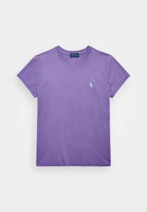 T-shirt en coton violet à manches courtes, col rond, avec un petit logo polo bleu sur le côté gauche de la poitrine. Texture lisse et coupe décontractée.