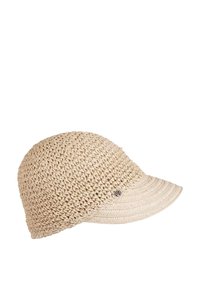 Sombrero de ganchillo beige con un ala curva, que presenta un diseño texturizado y un acento de logo de metal en el lateral.