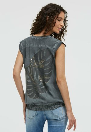 Soccx, SOCCX BLUSENTOP MIT GESMOKTEM SAUM UND RÜCKENPRINT - Blouse - green shadow