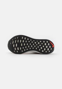 Nike Performance REACTX INFINITY  - Apavi skriešanai pa asfaltu - white/black/platinum tint/bright crimson/universal red