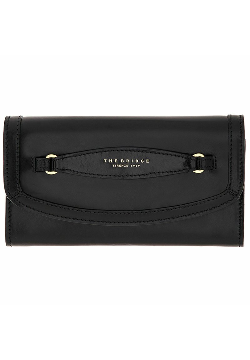 Portafoglio in pelle nera con una superficie liscia, design curvo e dettagli in metallo dorato. Presenta un logo embossato e una chiusura sicura.