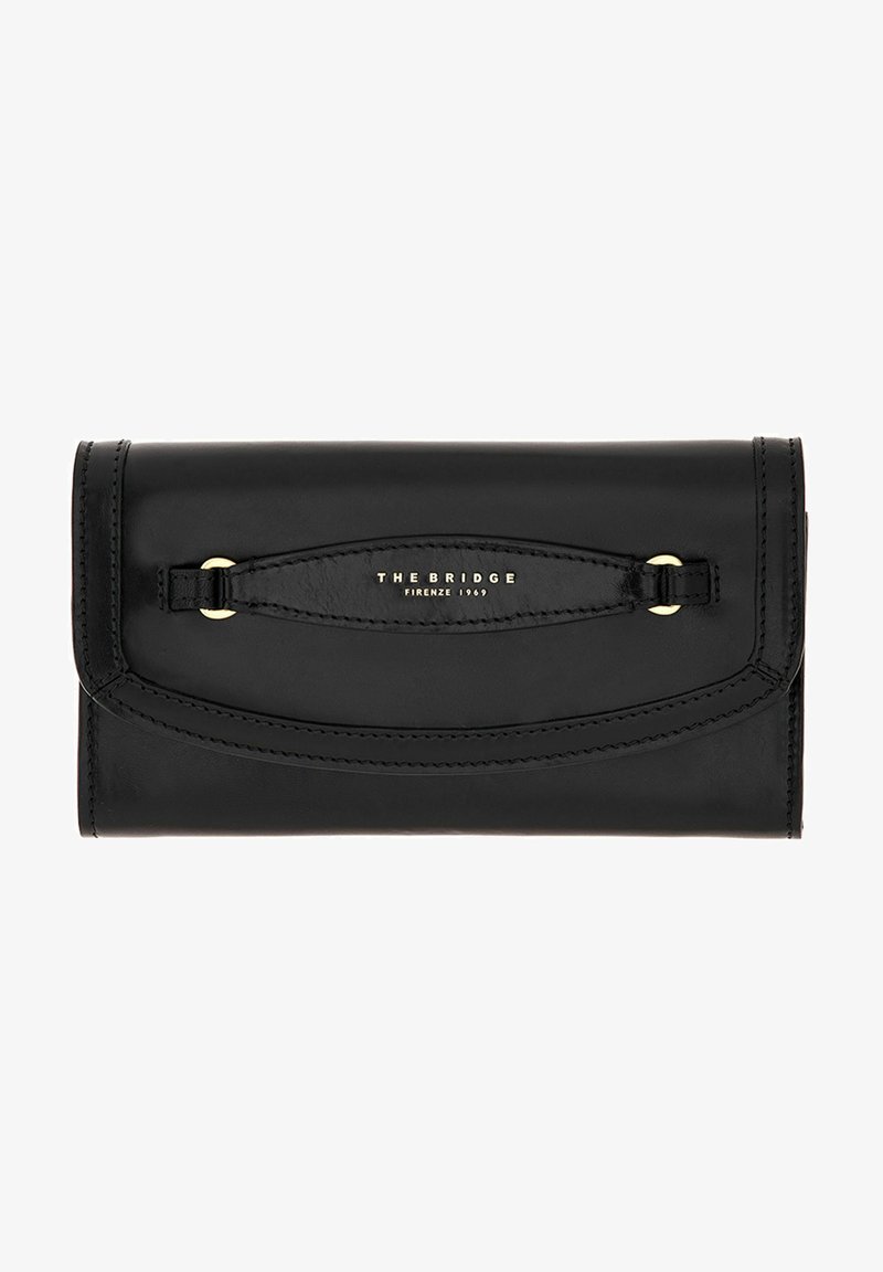 Portafoglio in pelle nera con una superficie liscia, design curvo e dettagli in metallo dorato. Presenta un logo embossato e una chiusura sicura.