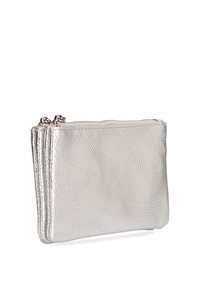 Cartera de cuero plateado metálico con una superficie texturizada, que cuenta con dos compartimentos con cremallera y un diseño delgado para facilitar su uso.