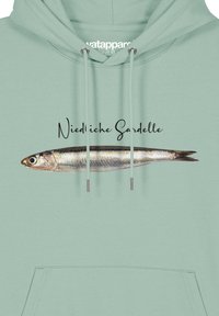 Hoodie vert menthe avec une illustration de sardine imprimée et le texte "Niedliche Sardelle", accompagné de quincaillerie métallique pour les cordons.