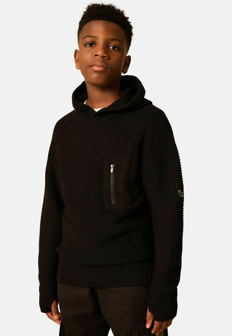 Haut à capuche en tricot noir avec un design texturé, poche kangourou, poche zippée sur la poitrine et poignets côtelés avec des accents sur les côtés.