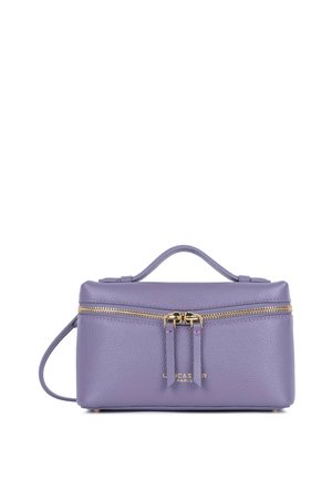 Sac à main rectangulaire en cuir violet avec fermeture éclair dorée, poignée supérieure et une bandoulière latérale amovible, marqué "Lancaster Paris" en lettres dorées.