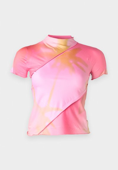 Top rosa de mangas curtas com um decote alto, apresentando um design de envolvê-lo diagonalmente e um padrão floral em gradiente em tonalidades mais claras.