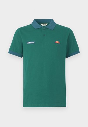 Grøn polo shirt lavet af bomuld med en kontrasterende blå krave og manchetter. Har et broderet logo og et lille farverigt design på brystet.
