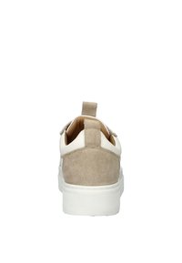 Witte en tan sneaker met een suede hiel, rubberen zool en stoffen bovenkant. Achterste trekband voor eenvoudig aan- en uittrekken. Minimalistisch ontwerp.