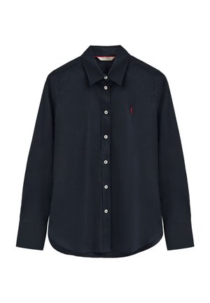 Camisa negra de manga larga con botones, con cuello puntiagudo y pequeño logo rojo bordado en el pecho izquierdo.