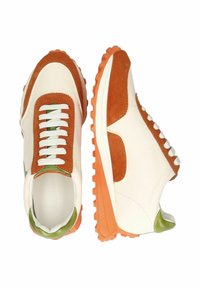 Schuhe aus einer Kombination von weißem Leder und orangefarbenem Wildleder, akzentuiert mit grünen Details und einer strukturierten, orangefarbenen Gummisohle.