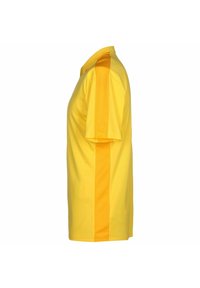 Gelbes Sporttrikot aus glattem, leichtem Stoff. Kurze Ärmel, Rundhalsausschnitt, mit einem kontrastierenden dunkleren gelben Vertikalstreifen.