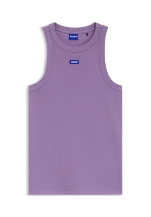 Débardeur violet côtelé sans manches avec encolure ronde et étiquettes bleu « HUGO » sur la poitrine et à l'intérieur du col.