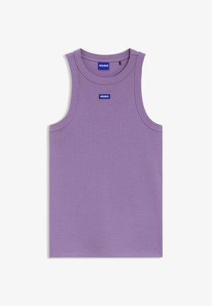 Lilla soonikkoesita särk ilma varrukateta, ümar kaelus ning sinised "HUGO" logo sildid rinnal ja krae sees.