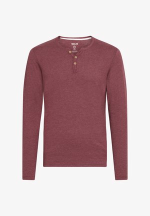 Langärmliges, burgunderrotes Henley-Shirt aus weichem Stoff, mit einem runden Ausschnitt und drei Holzknöpfen an der Knopfleiste.