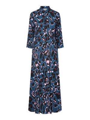 Lang skjortekjole i mørkeblå med flerfarvet abstrakt leopardprint, der har trekvartærmer og en afslappet silhuet.