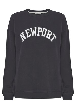 Dunkelblaues Sweatshirt mit Rundhalsausschnitt und langen Ärmeln. Mit dem Schriftzug "NEWPORT" in fettgedruckten weißen Buchstaben über der Brust. Weicher Stoff.