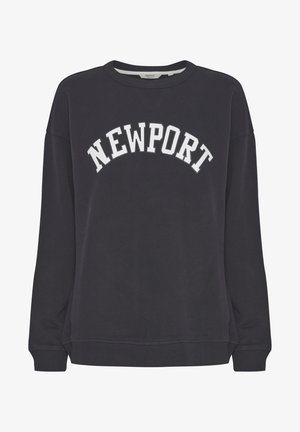 Sudadera de color azul marino oscuro con escote redondo y mangas largas. Presenta el texto "NEWPORT" en letras blancas en negrita a lo largo del pecho. Textura de tela suave.