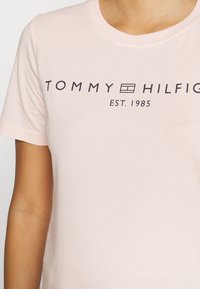 Tommy Hilfiger REGULAR FIT - T-shirt con stampa - whimsy pink