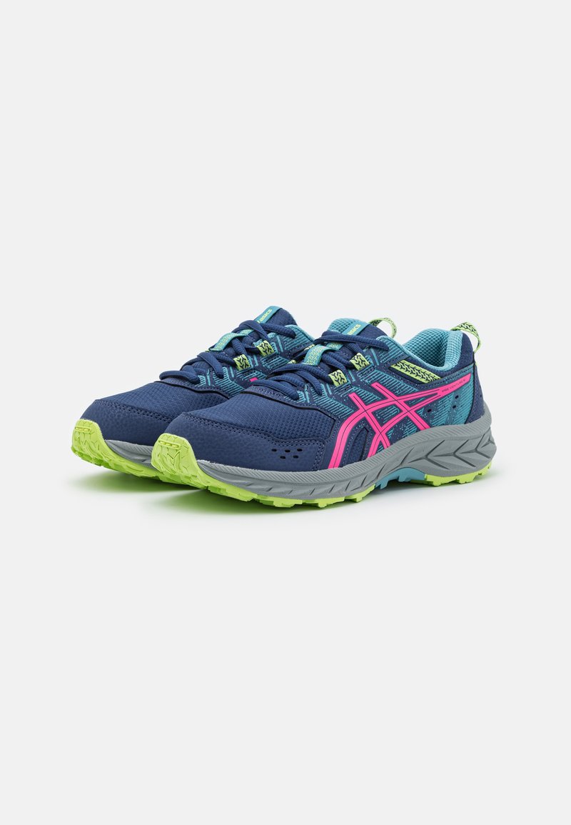Zapatillas deportivas de color navy con acentos en rosa y verde, parte superior de malla, suela de goma texturizada y cuello acolchado para mayor comodidad y soporte.