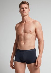 Herrers marinblå boxershorts i mjukt stretchmaterial, med en enfärgad design och ett elastiskt midjeband med präglad logodetalj.