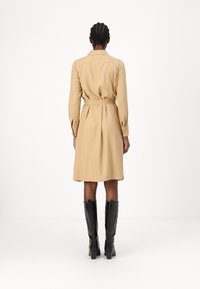 Tommy Hilfiger FLUID DRESS - Marškininė suknelė - classic khaki