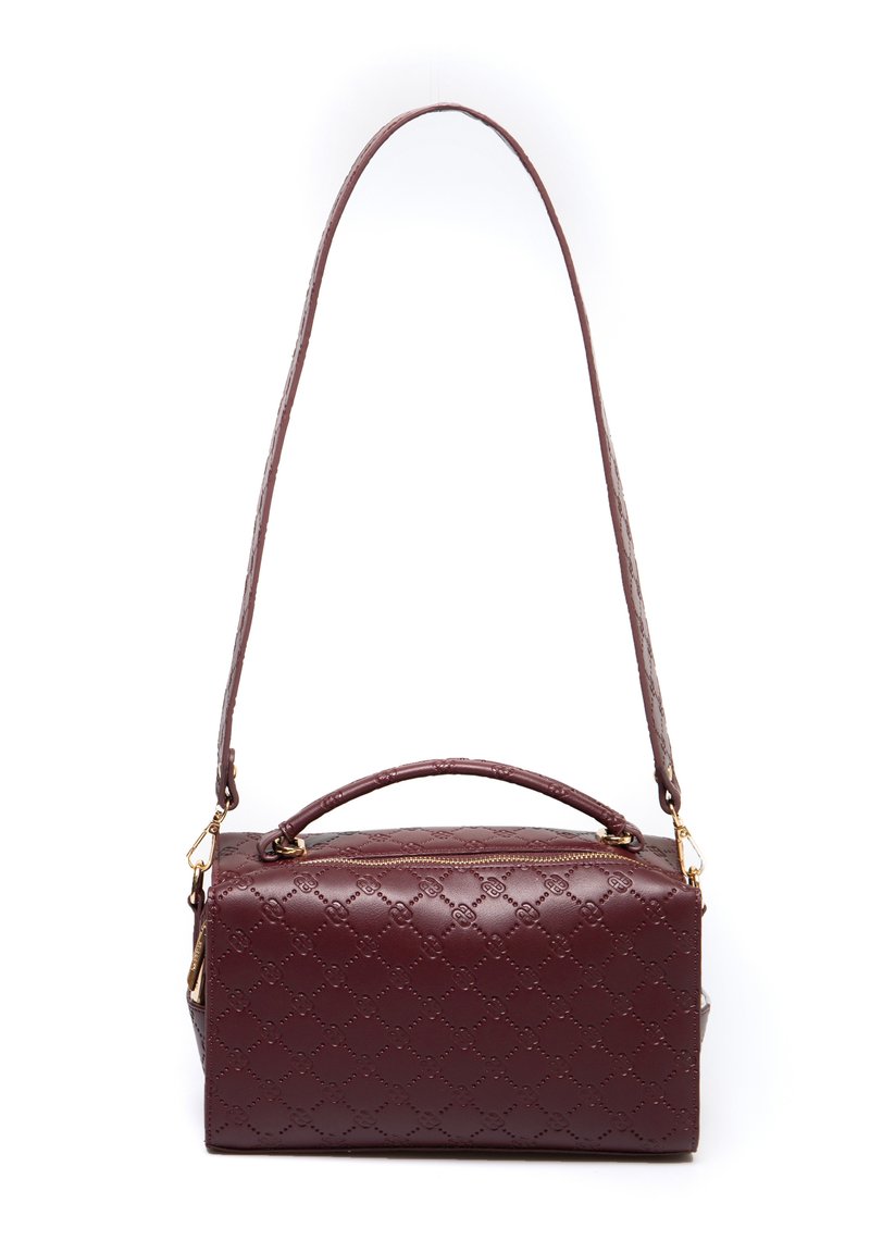 Taisnstūra formas vīna krāsas ādas rokassoma ar iegravētu rakstu, augšējo rokturi, garu noņemamu siksniņu un zelta rāvējslēdzēju augšpusē.