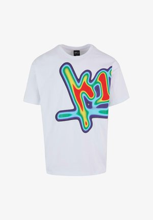 Bela bomba majica iz bombaža s velikim, pisanem grafičnim dizajnom v odtenkih rdeče, zelene, modre in rumene na sprednji strani.