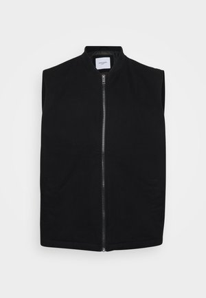 Vesta neagră fără mâneci, realizată dintr-un material neted, cu un fermoar frontal, guler înalt și două buzunare laterale. Design simplu, fără modele.