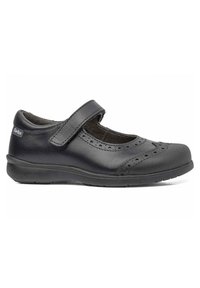 Zapato Mary Jane de cuero negro con punta redondeada, acentos perforados, correa de velcro y suela de goma flexible para mayor comodidad.