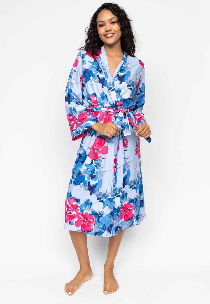 Bloemrijke kimono-robe in lichtblauw, met levendige roze en blauwe bloemenpatronen, lange mouwen, een tailleband en een middellange ontwerp.