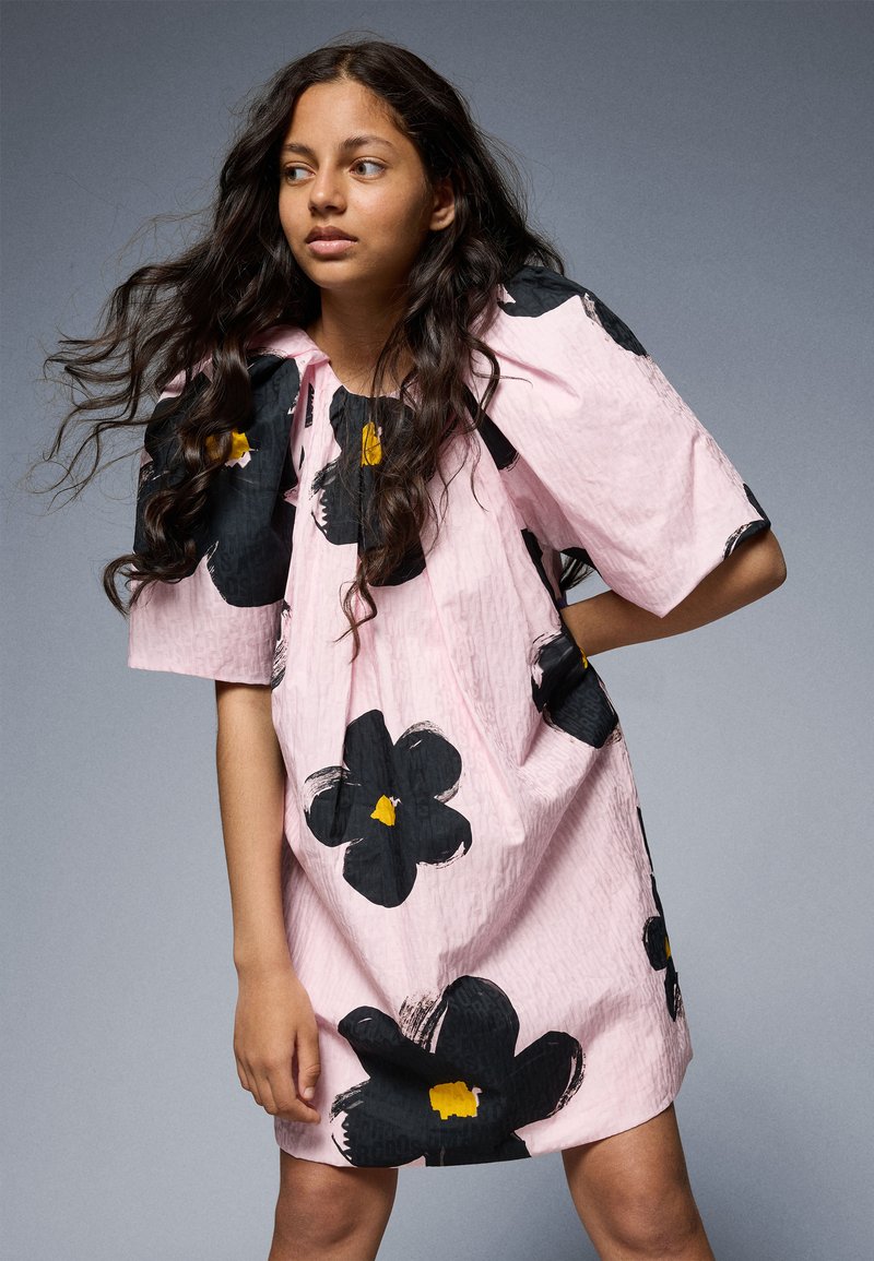 Marc Jacobs - SHORT SLEEVED DRESS - Vapaa-ajan mekko - pink, Suurenna