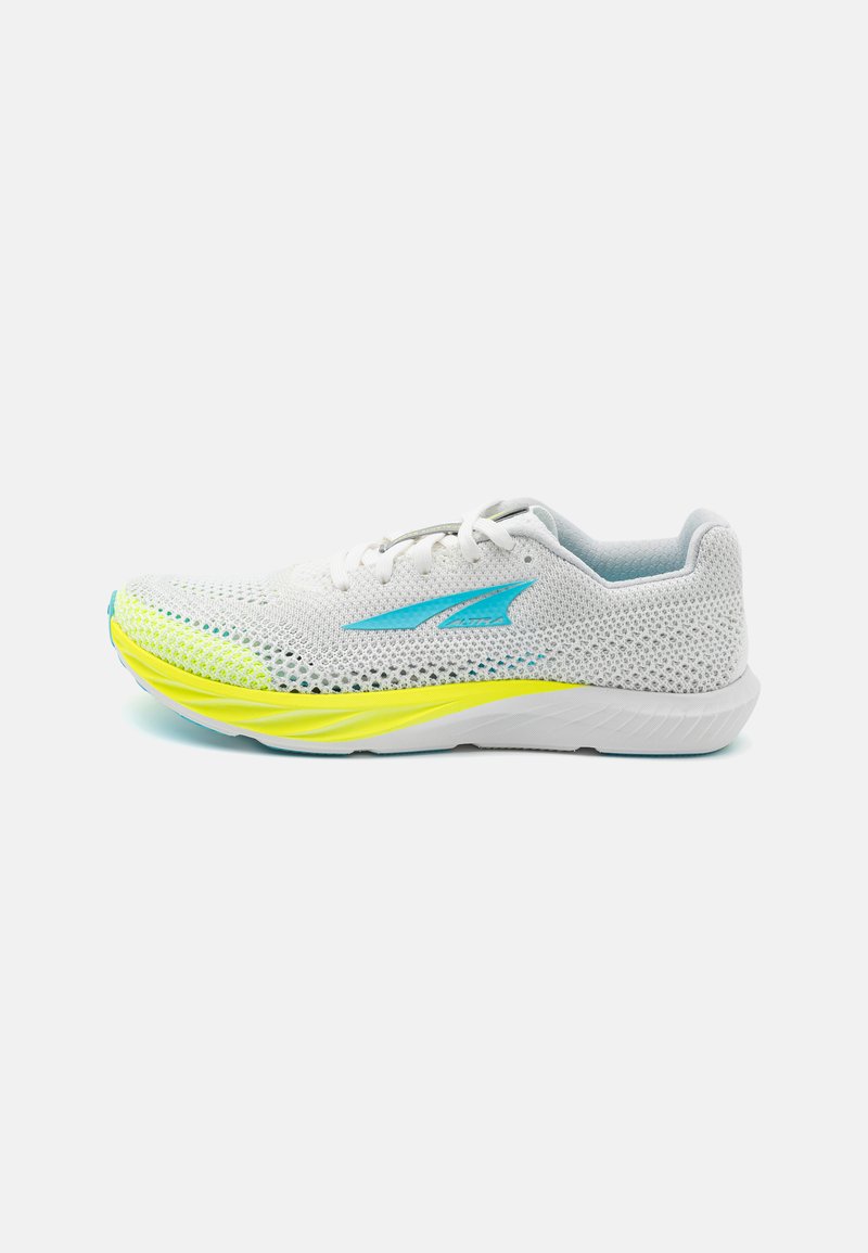Tênis de corrida em malha branca com detalhes em azul claro e amarelo. Apresenta um bico arredondado, sola acolchoada e um design com cordões frontal.