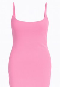Dopasowana różowa sukienka z prążkowanej tkaniny, z cienkimi ramiączkami i okrągłym dekoltem; gładka faktura i prosty design podkreślający sylwetkę.