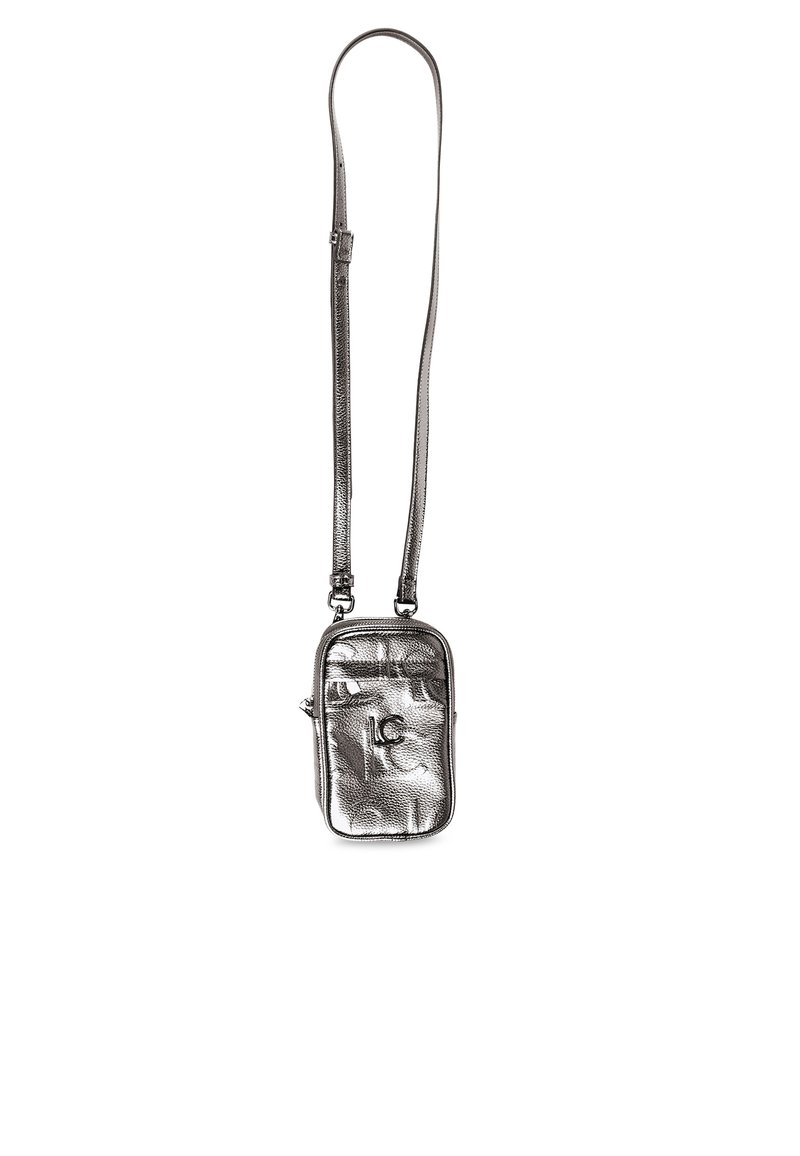 Malá kovová strieborná crossbody taška s dlhým nastaviteľným popruhom a prednou vreckom, na ktorom je diskrétne embosované logo "LC" na textúrovanej koži.