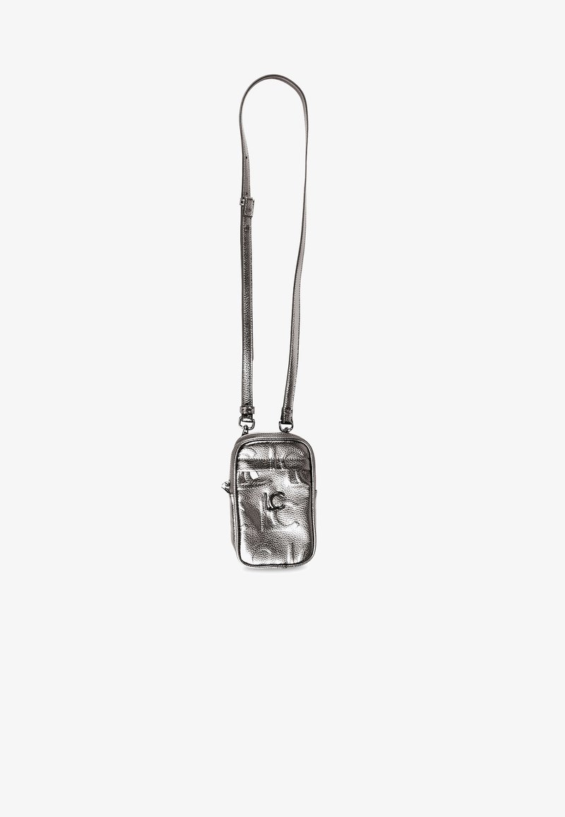 Malá kovová strieborná crossbody taška s dlhým nastaviteľným popruhom a prednou vreckom, na ktorom je diskrétne embosované logo "LC" na textúrovanej koži.