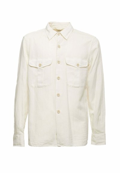 Camicia bianca in lino con colletto button-down, bottoni frontali e due tasche a patta. Presenta maniche lunghe con polsini abbottonati.