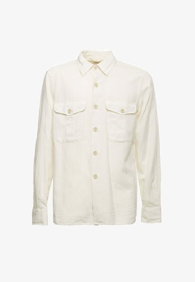 Camicia bianca in lino con colletto button-down, bottoni frontali e due tasche a patta. Presenta maniche lunghe con polsini abbottonati.