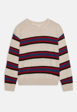 Beige crewneck-sweater med horisontale striber i blå, rød og sort på tværs af brystet og ærmerne.