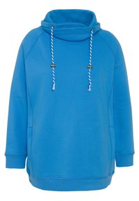 Sudadera azul claro con capucha, cuello amplio tipo bufanda, cordones bicolor con herrajes dorados, puños acanalados y bolsillo tipo canguro.