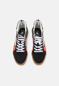 Czarne sneakersy za kostkę z białymi sznurowadłami, z różowymi i żółtymi akcentami, wykonane z zamszu i kanwy, z gumową podeszwą.