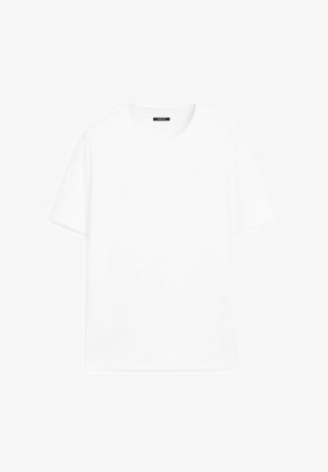 Hvid, kortærmet T-shirt med rund hals og en lille sort label ved halsudskæringen på en hvid baggrund.