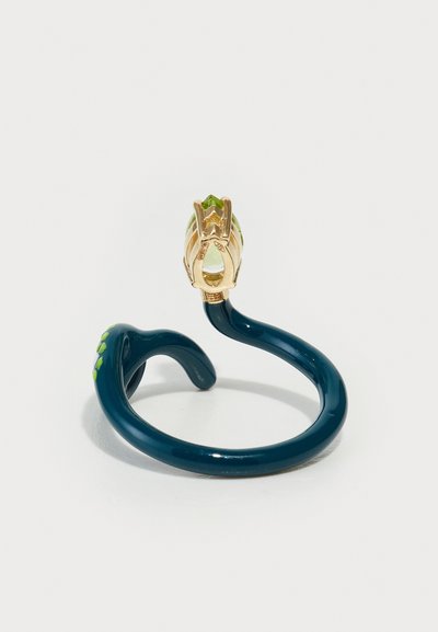 Inel de forma de șarpe teal cu accente aurii. Prezintă o piatră prețioasă verde deschis, tăiată, la vârf și o mică detaliere verde de-a lungul benzii.
